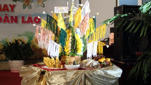Laos embassy in Vietnam celebrates Bunpimay new year festival 2015 - ảnh 1